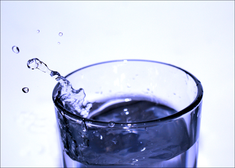frisches klares Wasser im Glas